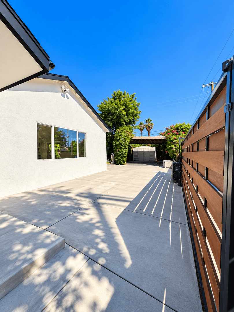 West Hills House: 7214 Fallbrook Ave