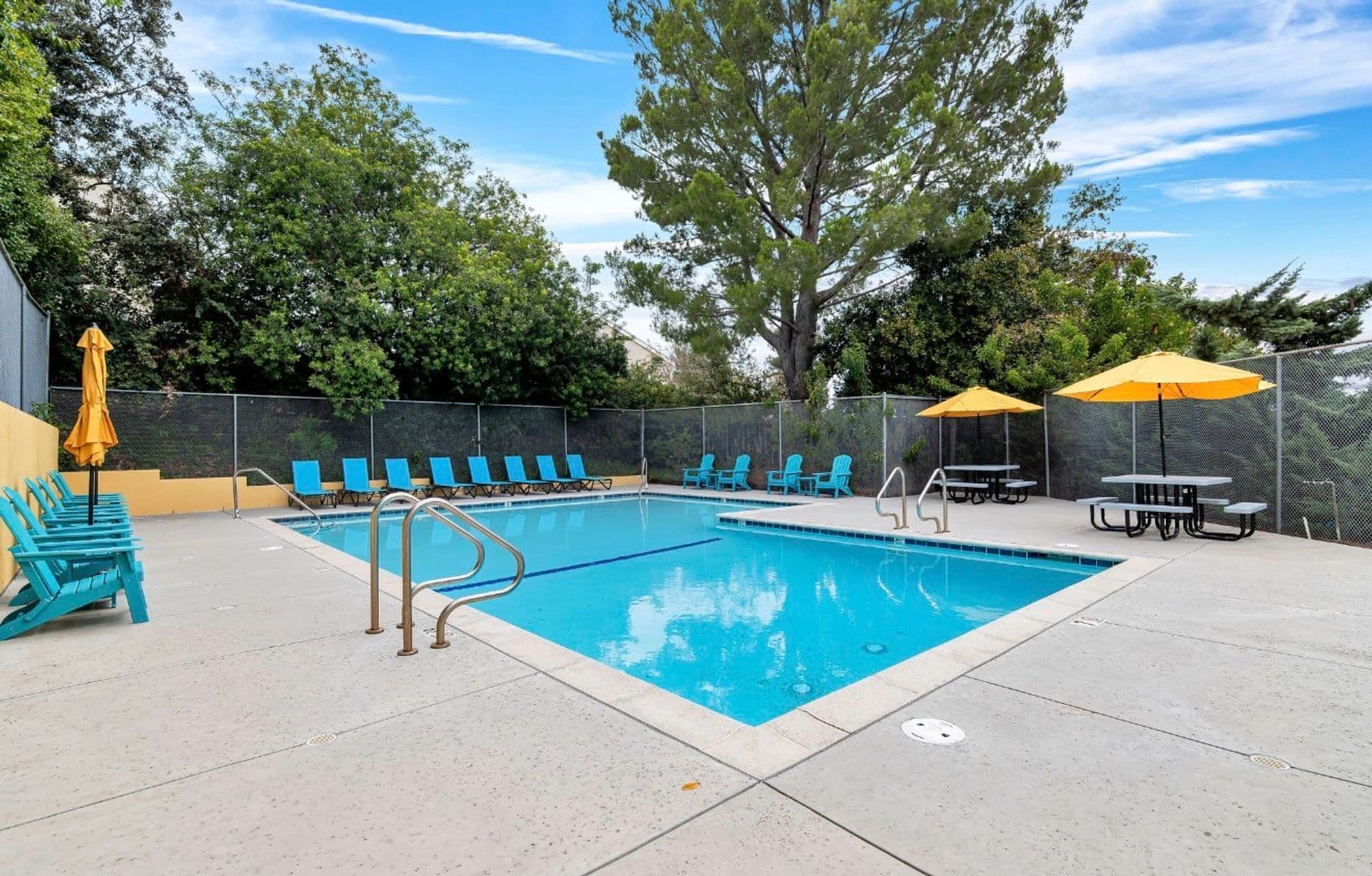 Thousand Oaks Apartment: 605 Warwick Ave