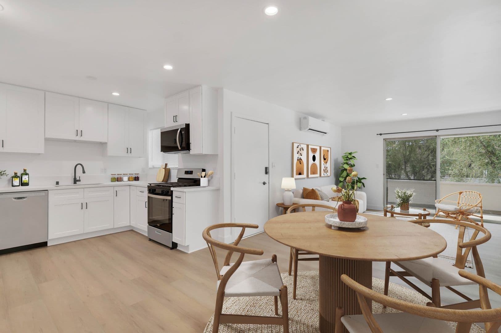 Thousand Oaks Apartment: 605 Warwick Ave