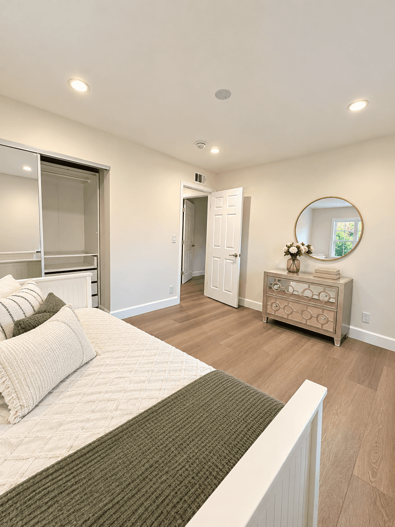 West Hills House: 7214 Fallbrook Ave