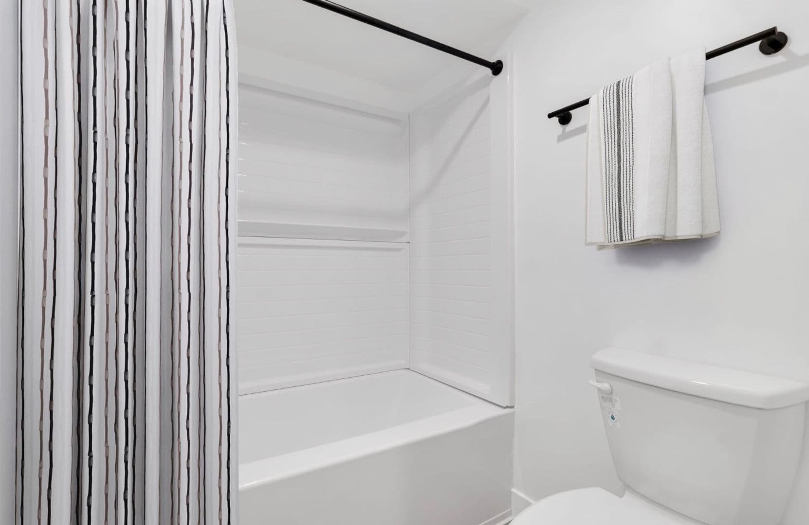 Thousand Oaks Apartment: 605 Warwick Ave