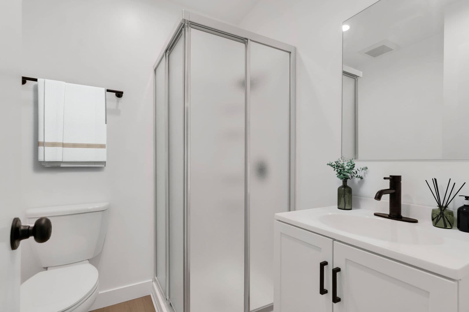 Thousand Oaks Apartment: 605 Warwick Ave