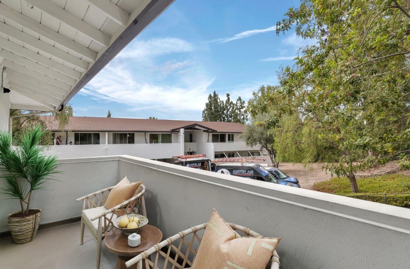 Thousand Oaks Apartment: 605 Warwick Ave