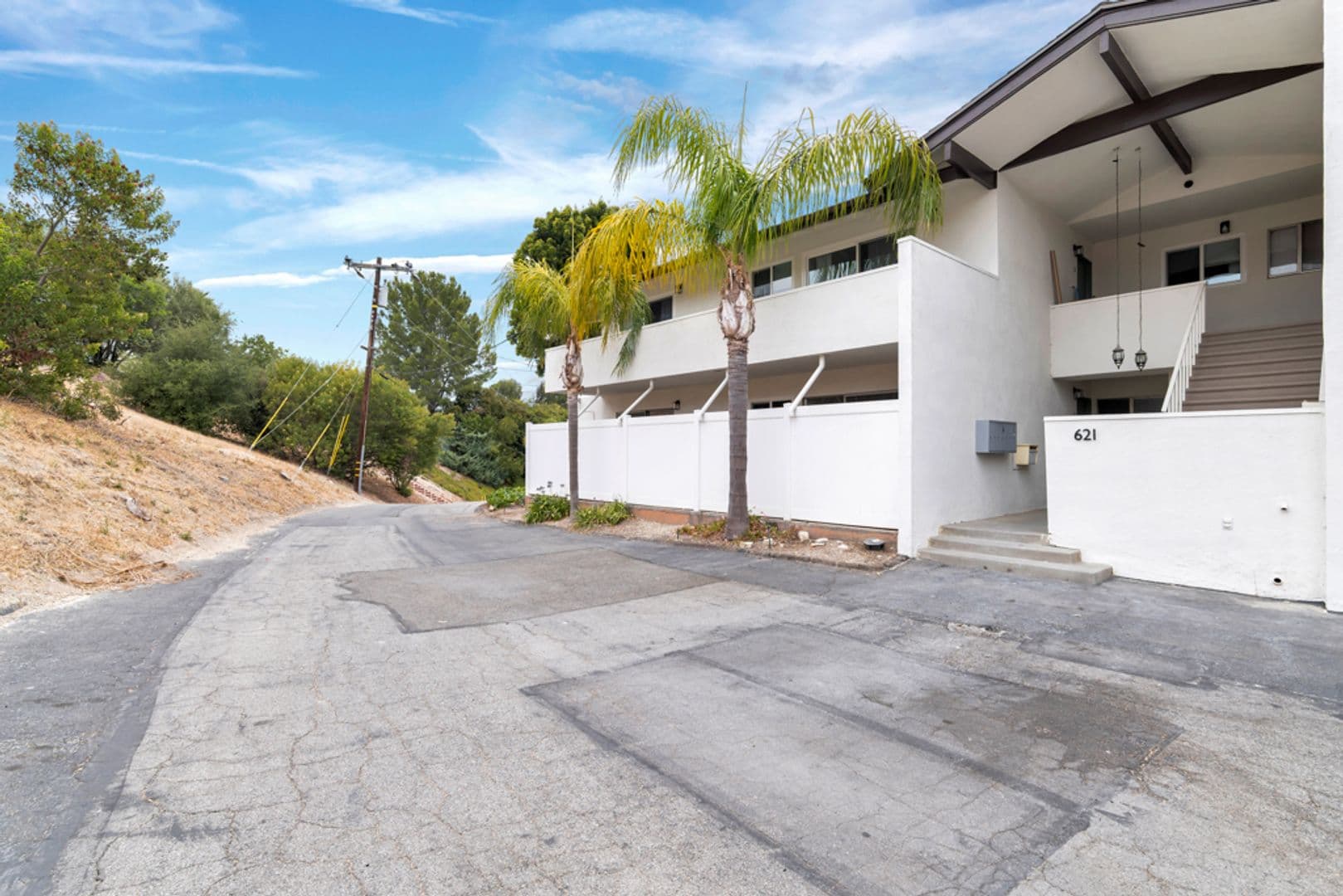 Thousand Oaks Apartment: 605 Warwick Ave