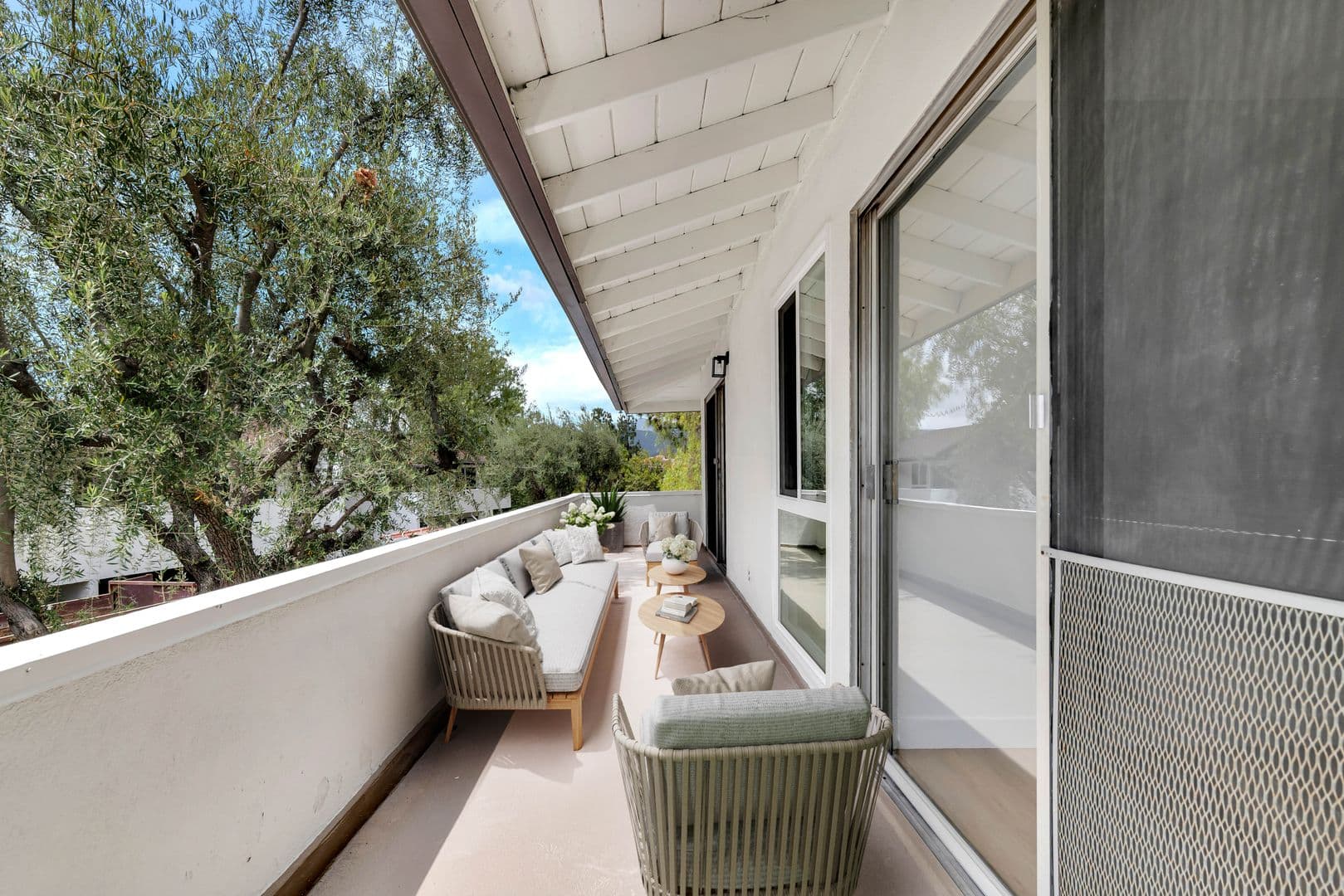 Thousand Oaks Apartment: 605 Warwick Ave
