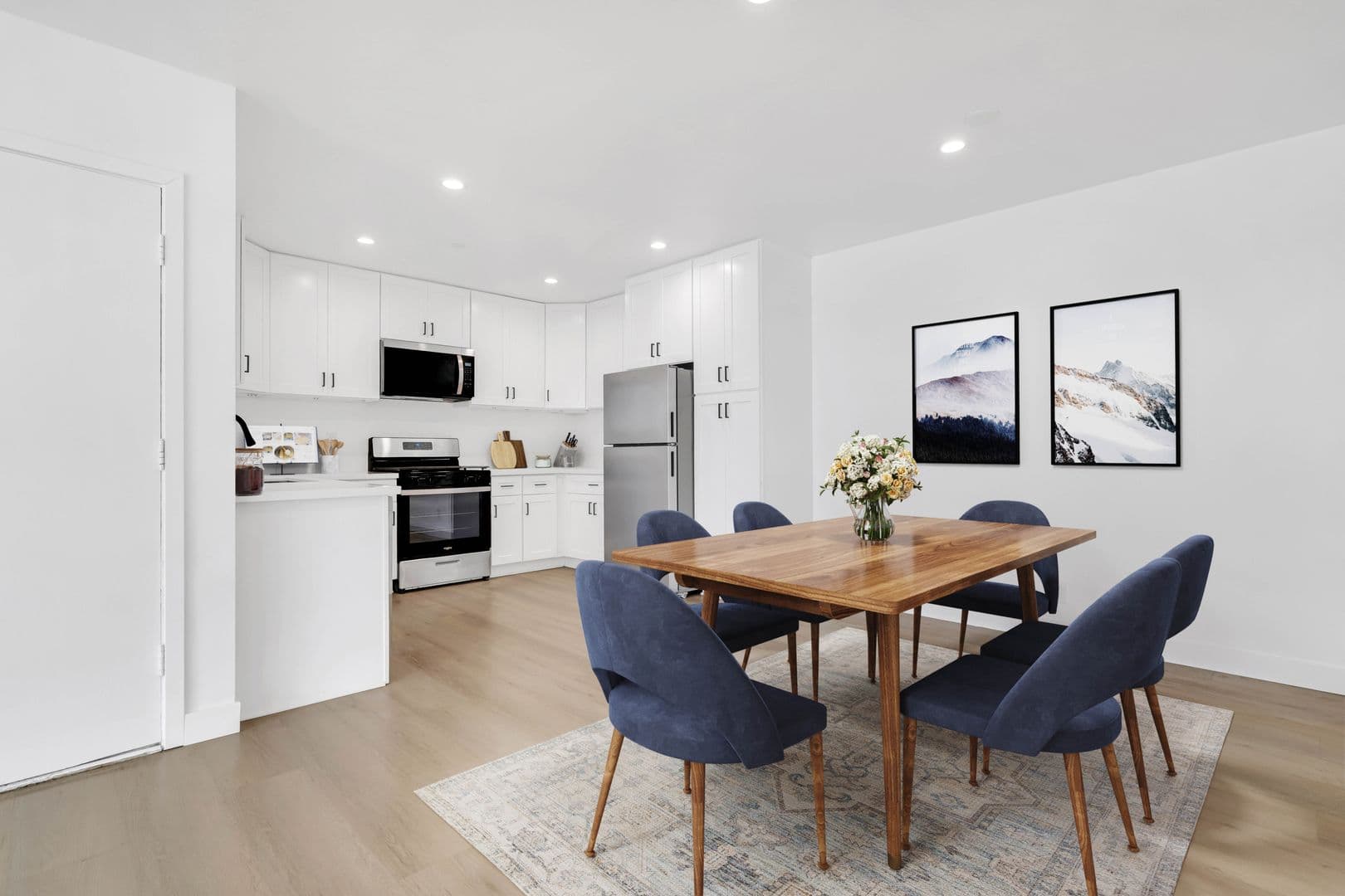 Thousand Oaks Apartment: 605 Warwick Ave