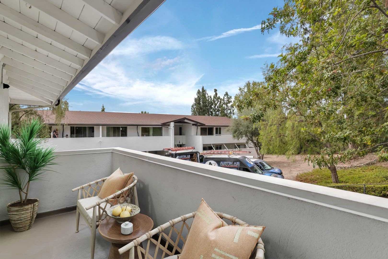 Thousand Oaks Apartment: 605 Warwick Ave