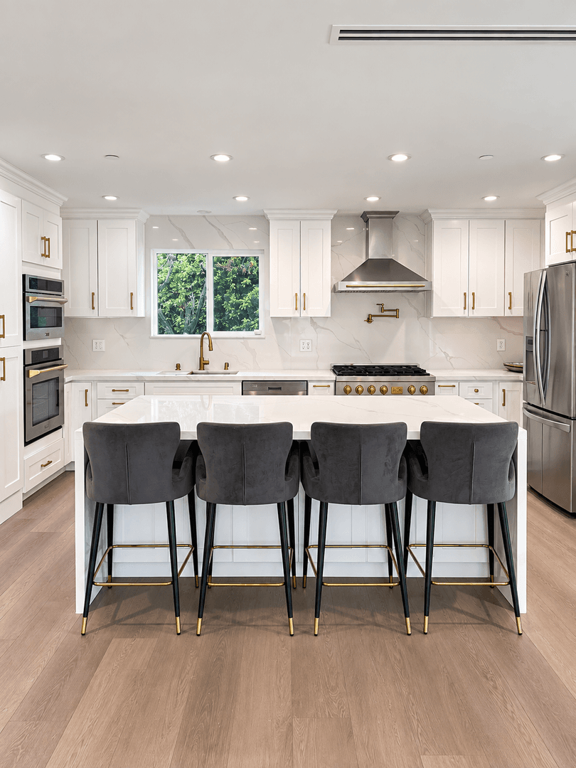 West Hills House: 7214 Fallbrook Ave