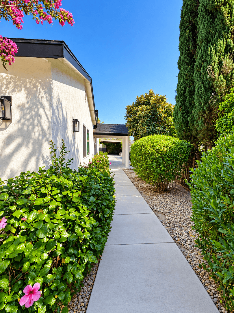 West Hills House: 7214 Fallbrook Ave