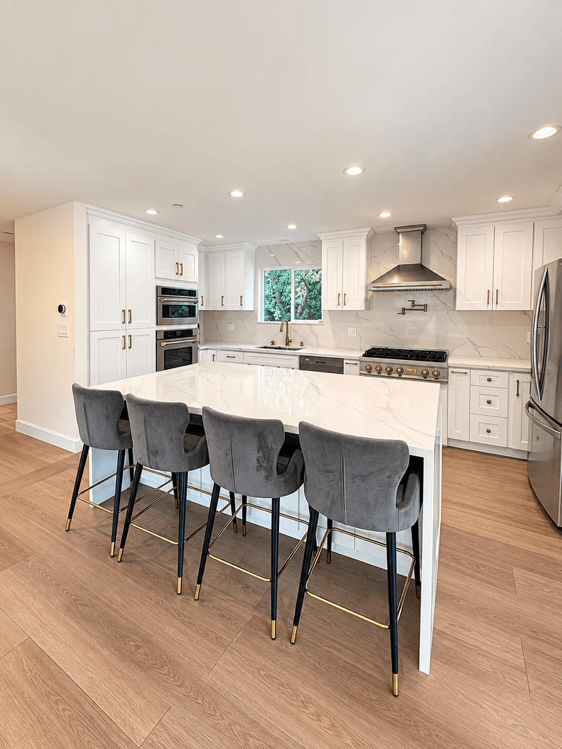 West Hills House: 7214 Fallbrook Ave
