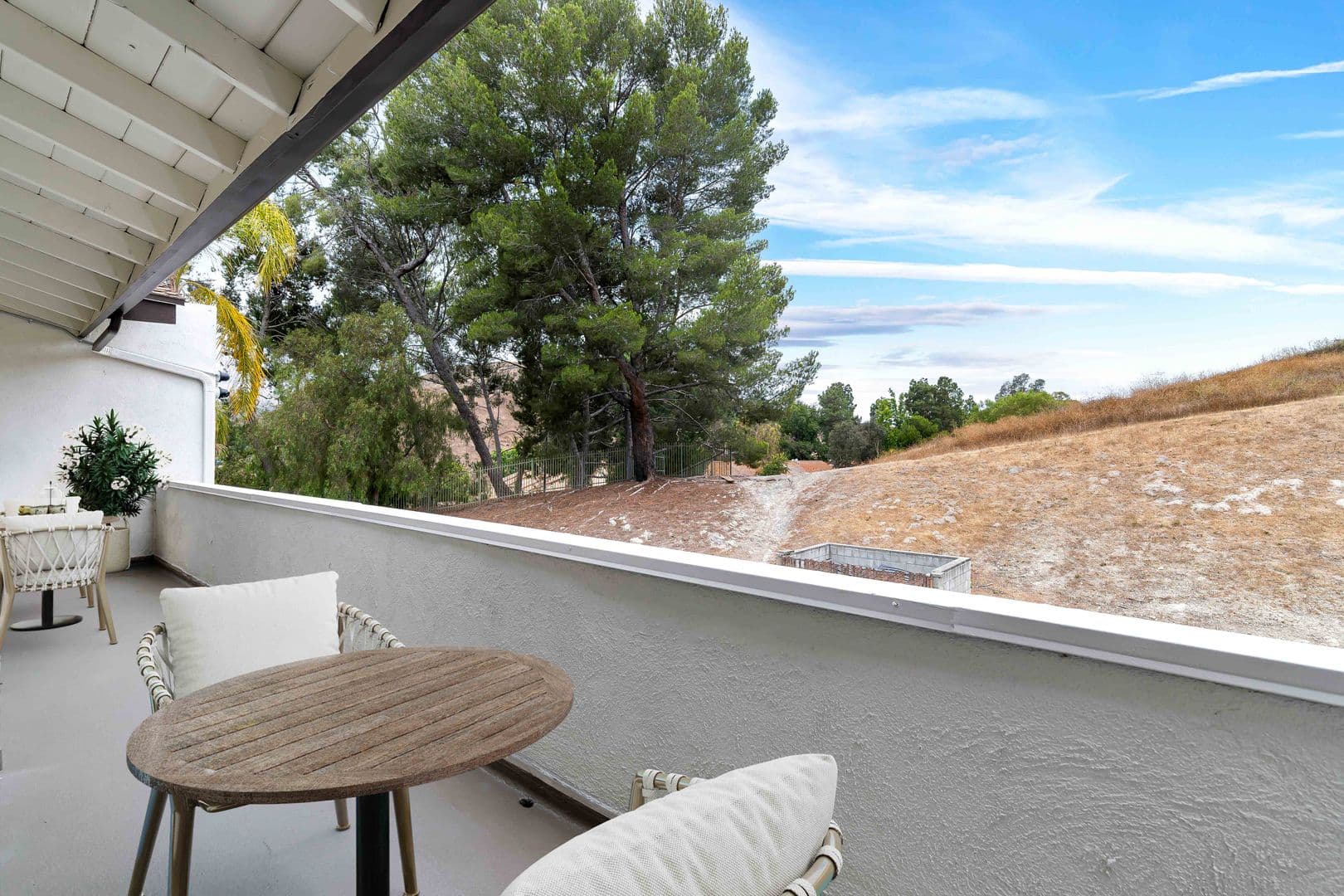 Thousand Oaks Apartment: 605 Warwick Ave