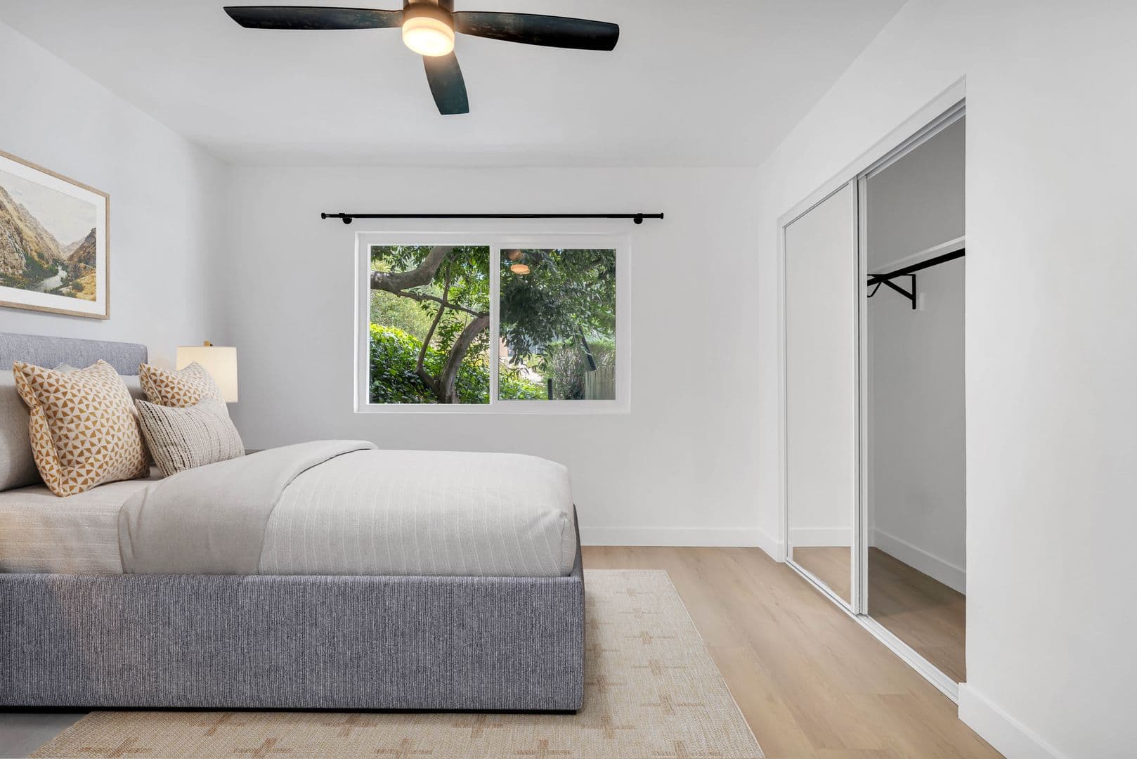 Thousand Oaks Apartment: 605 Warwick Ave