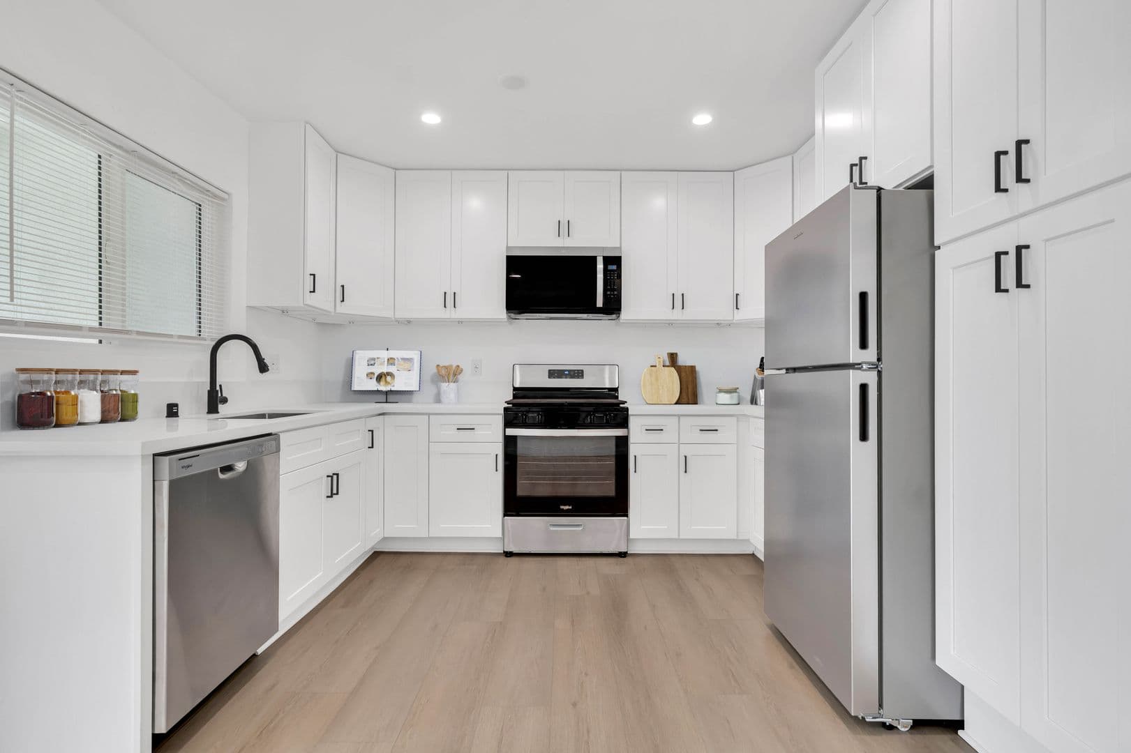 Thousand Oaks Apartment: 605 Warwick Ave