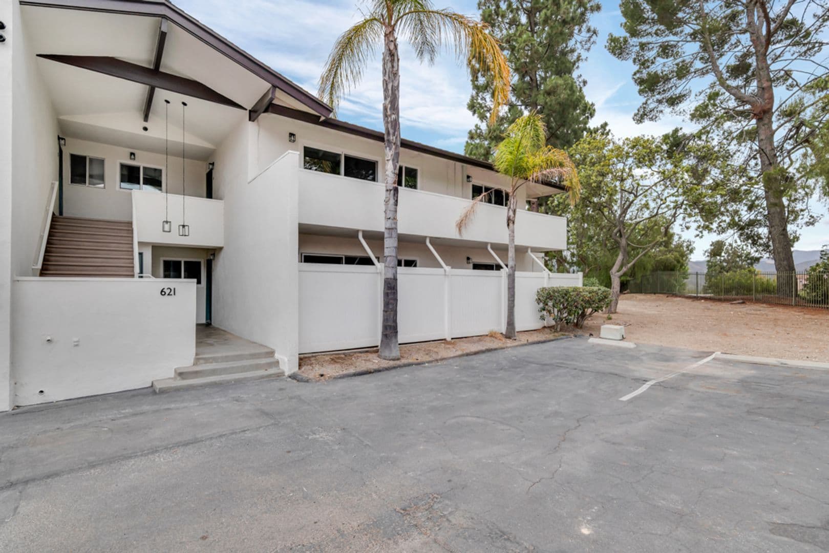 Thousand Oaks Apartment: 605 Warwick Ave