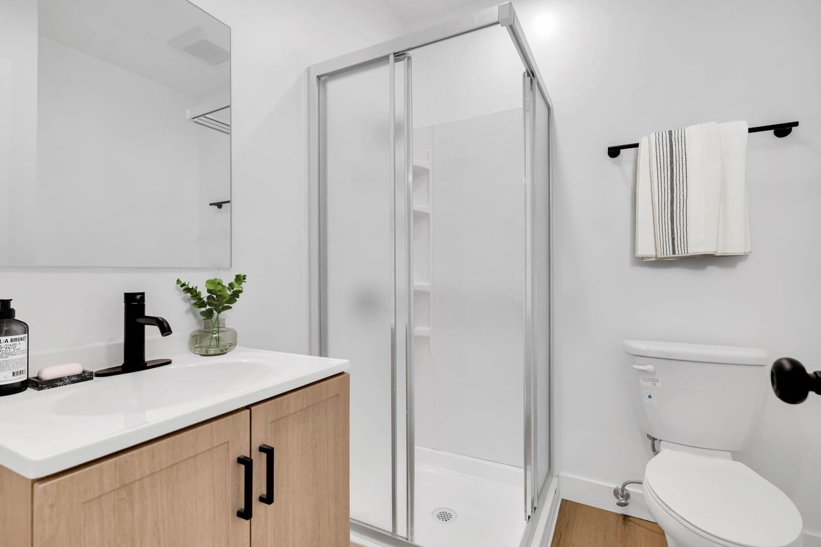 Thousand Oaks Apartment: 605 Warwick Ave