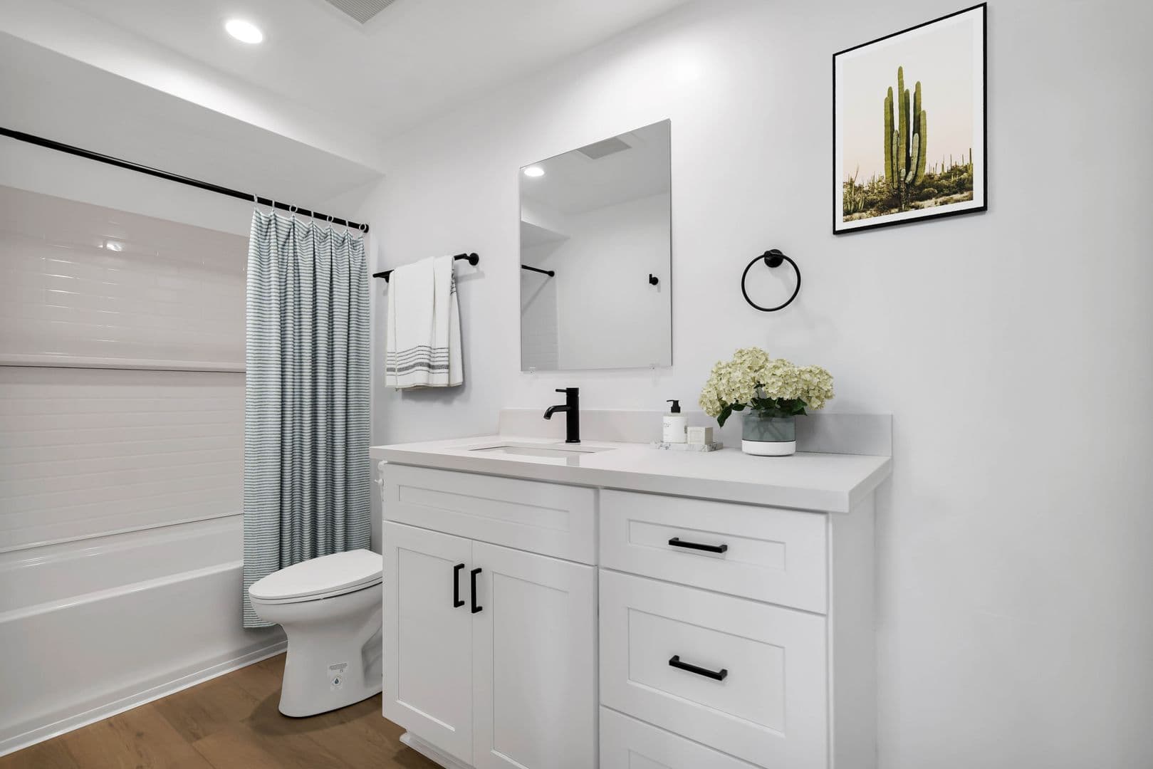 Thousand Oaks Apartment: 605 Warwick Ave