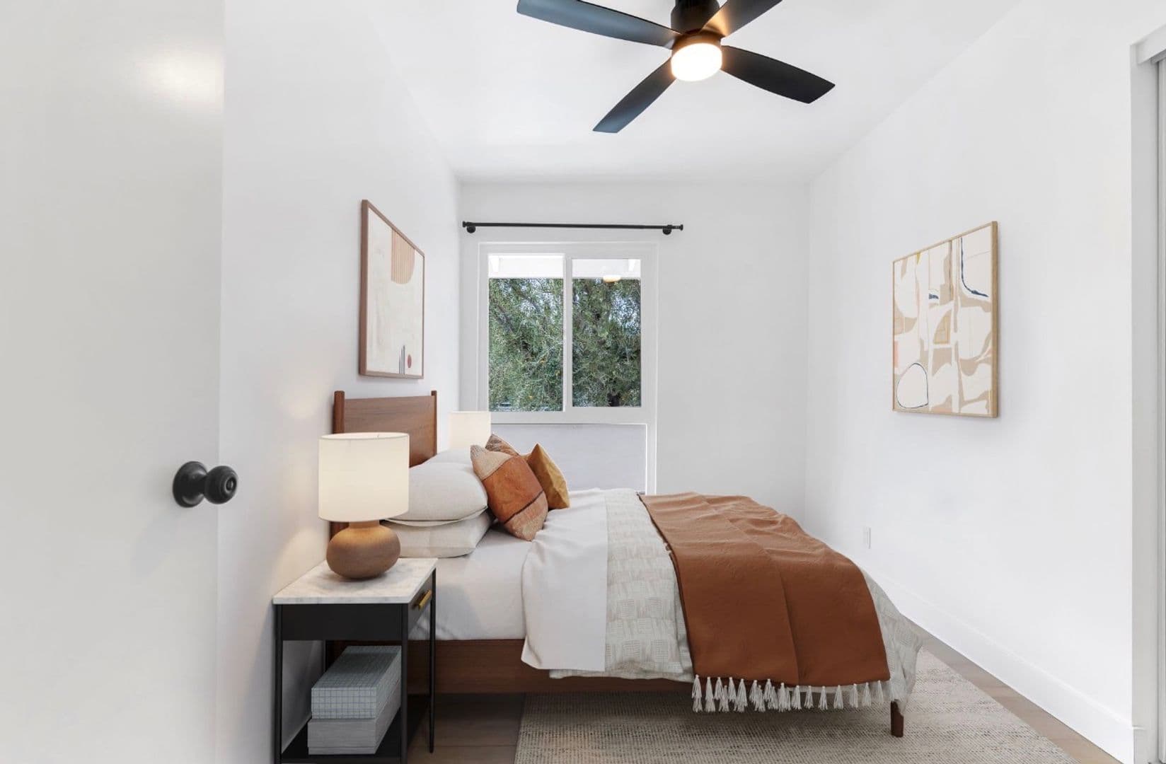 Thousand Oaks Apartment: 605 Warwick Ave