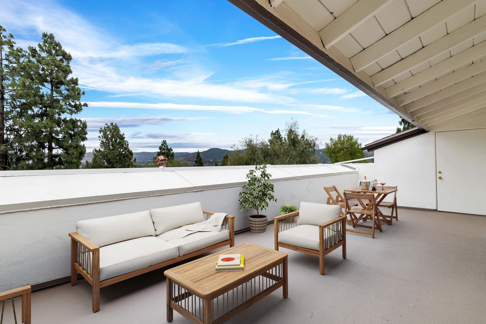 Thousand Oaks Apartment: 605 Warwick Ave