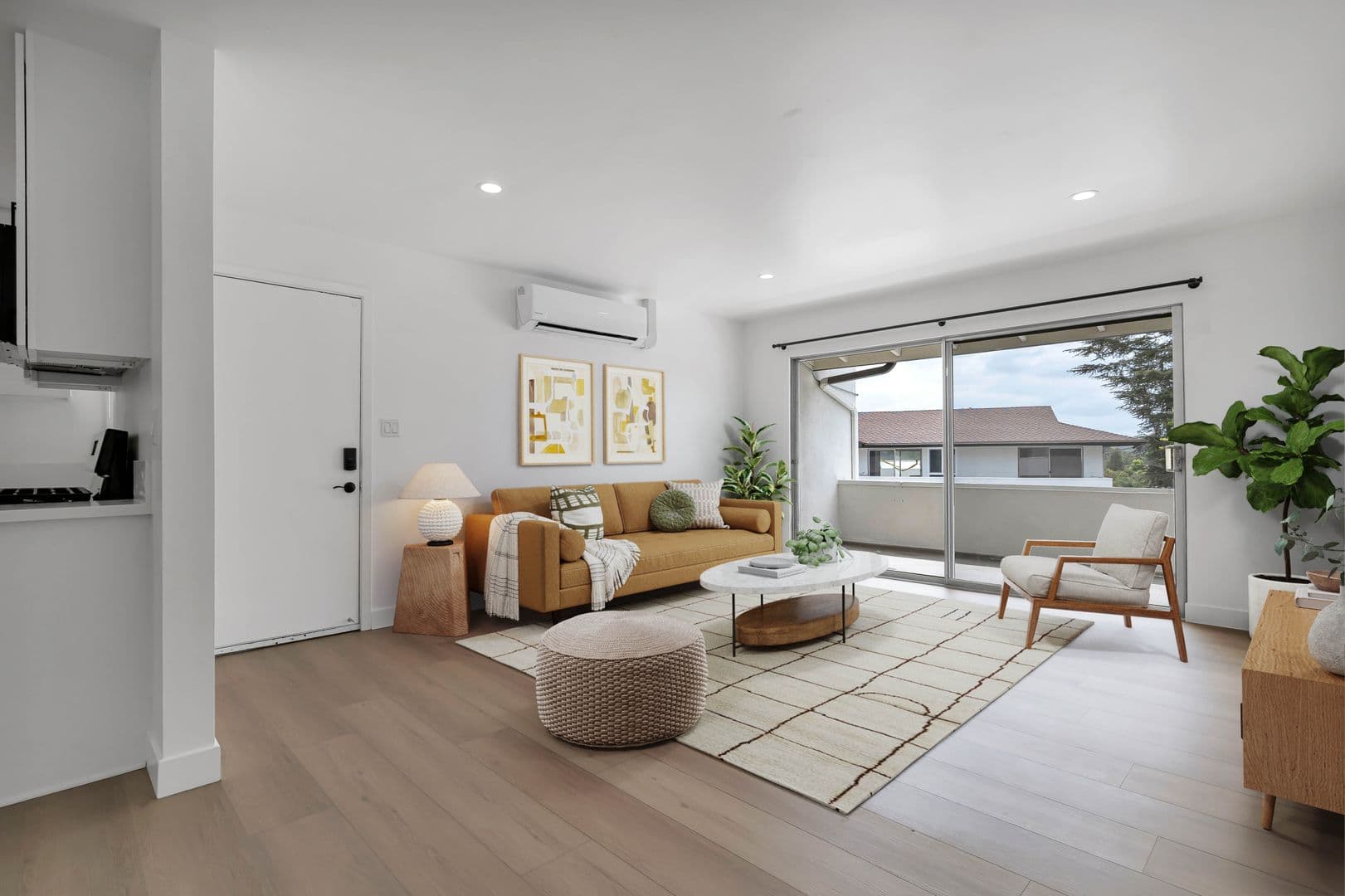 Thousand Oaks Apartment: 605 Warwick Ave