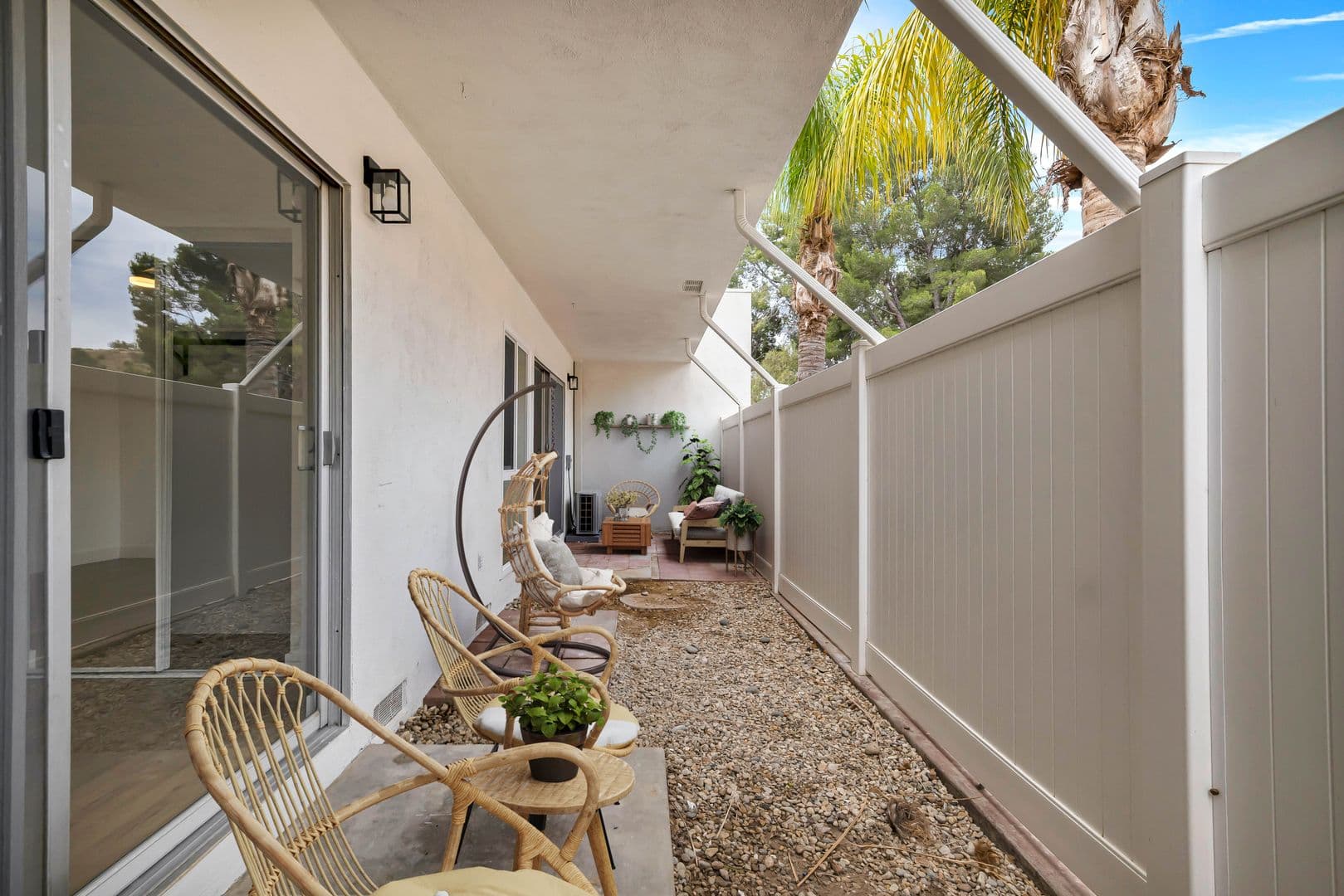 Thousand Oaks Apartment: 605 Warwick Ave