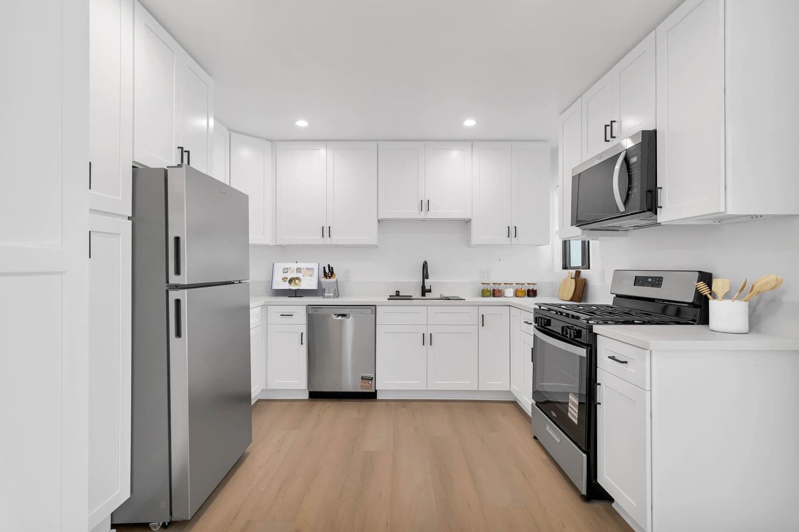 Thousand Oaks Apartment: 605 Warwick Ave