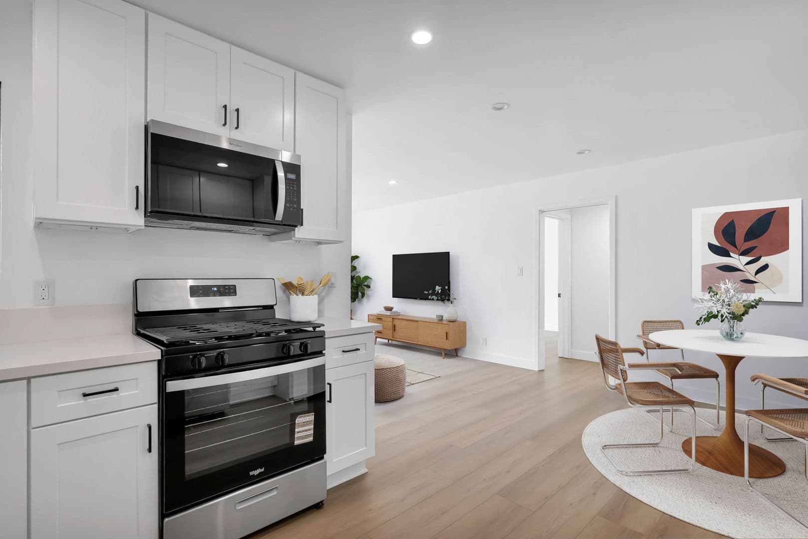 Thousand Oaks Apartment: 605 Warwick Ave