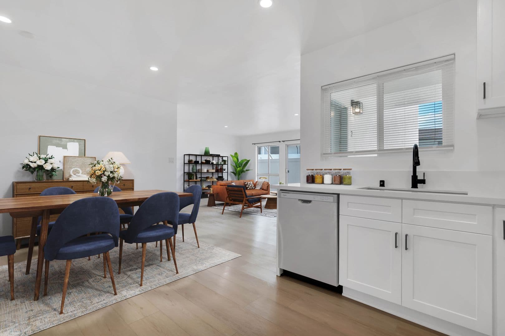 Thousand Oaks Apartment: 605 Warwick Ave