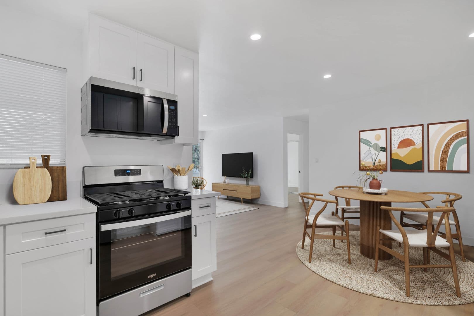 Thousand Oaks Apartment: 605 Warwick Ave