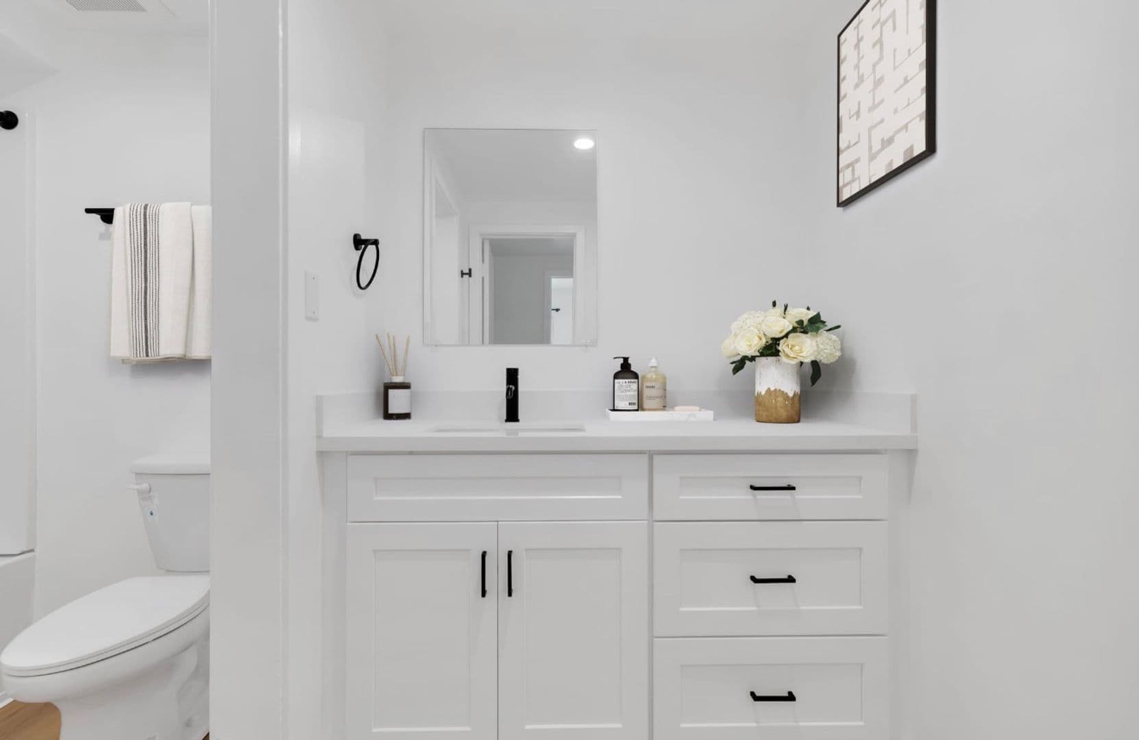 Thousand Oaks Apartment: 605 Warwick Ave