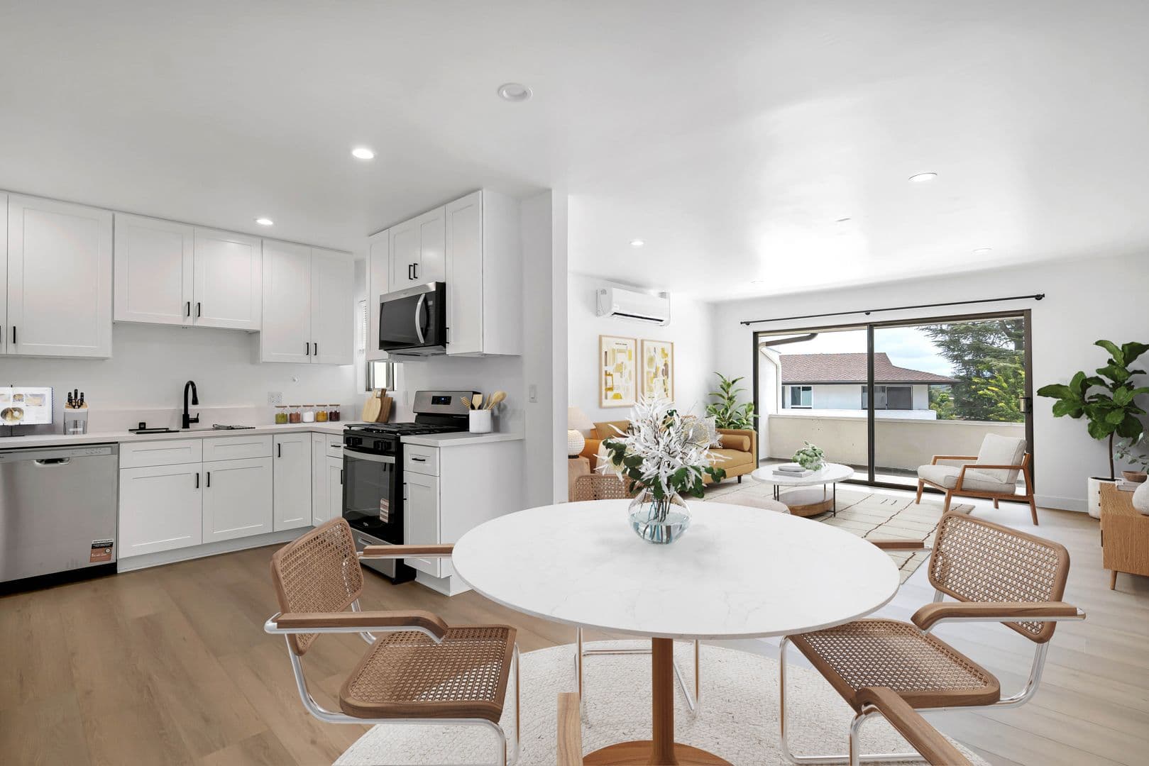 Thousand Oaks Apartment: 605 Warwick Ave