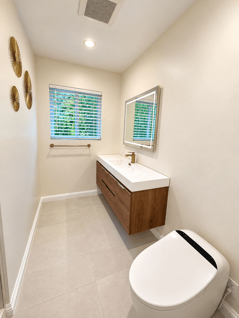 West Hills House: 7214 Fallbrook Ave