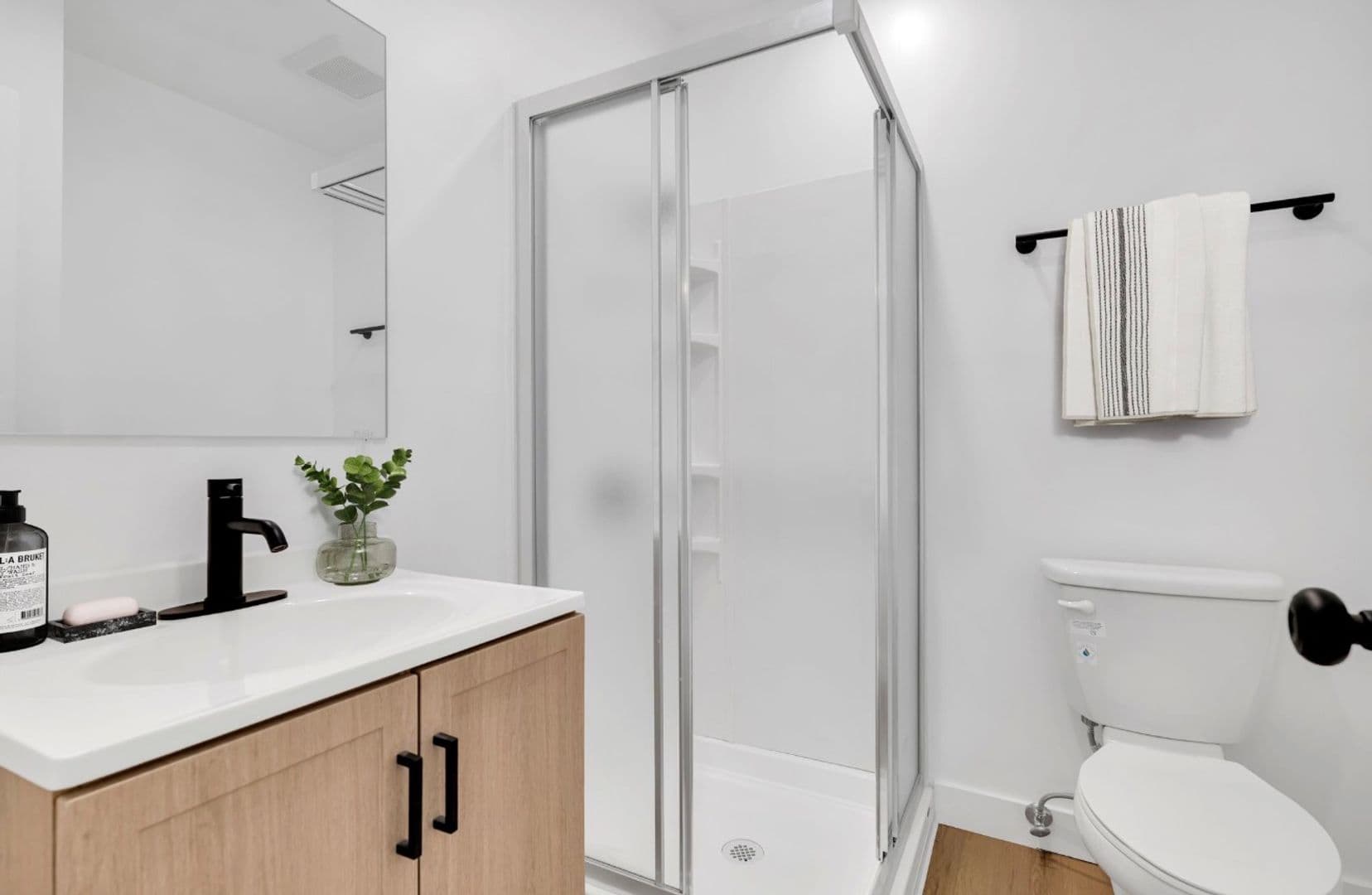 Thousand Oaks Apartment: 605 Warwick Ave