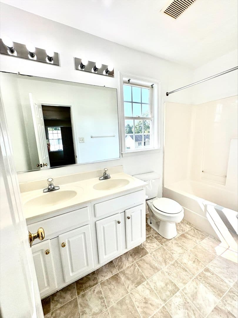 Richmond House: 6207 Beaufont Hills Court