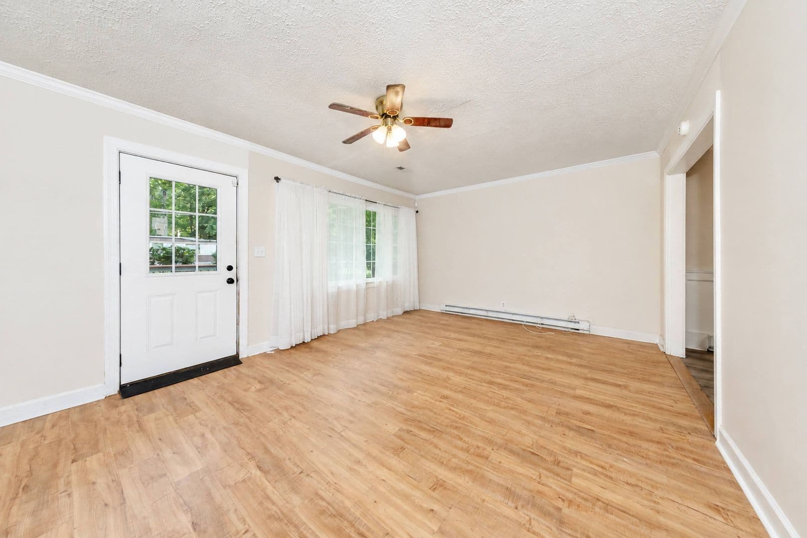 Williamsburg House: 104 Schenck Dr