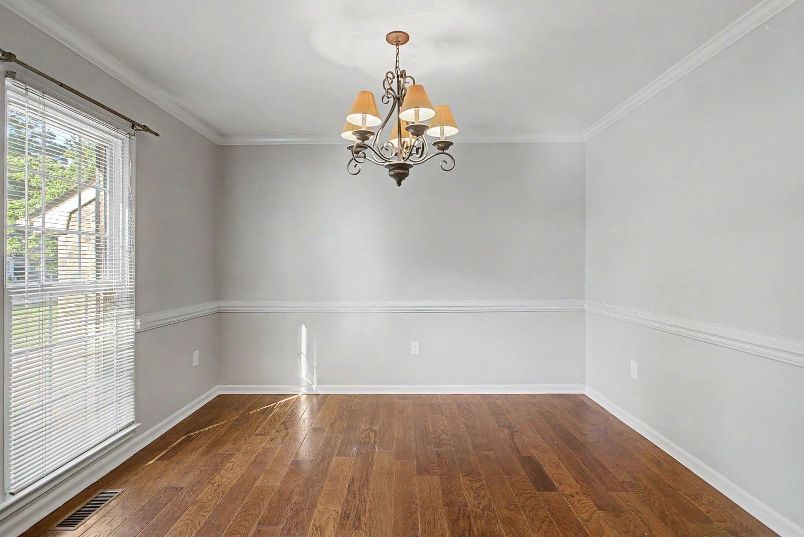Yorktown House: 128 Stone Lake Court