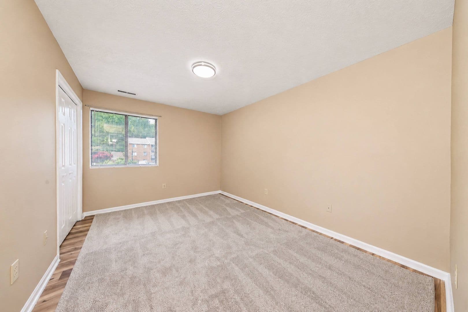 Williamsburg House: 4003 Governors Sq #8
