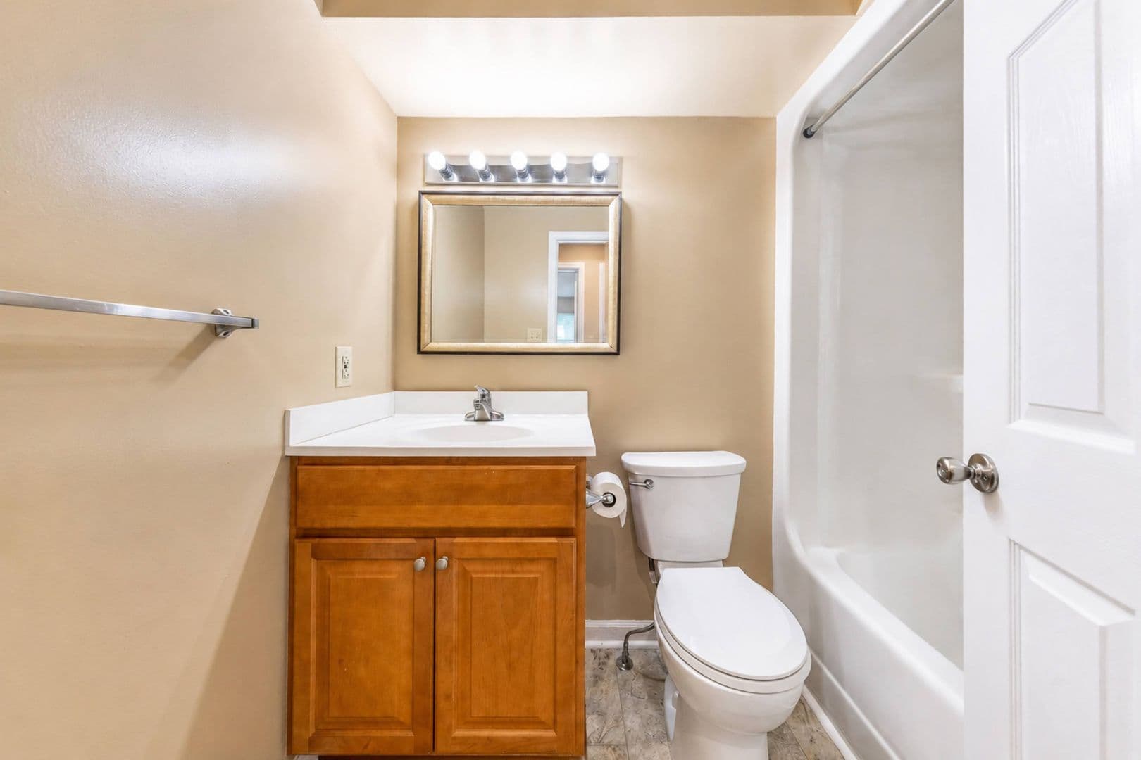 Williamsburg House: 4003 Governors Sq #8