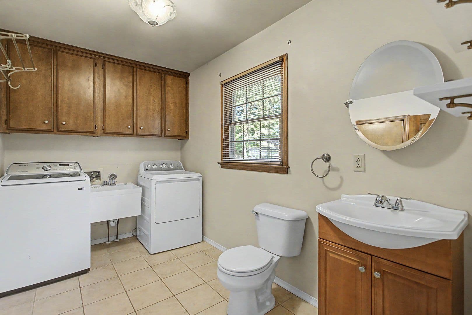 Yorktown House: 128 Stone Lake Court