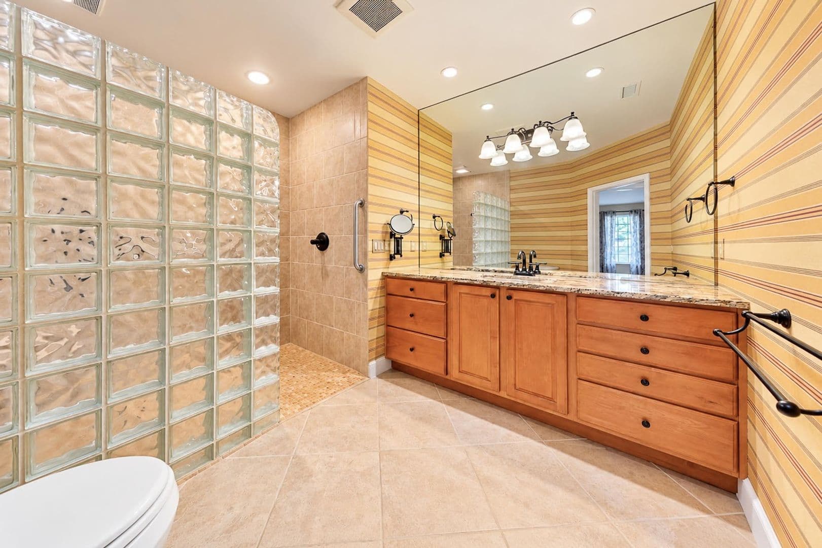 Williamsburg House: 6727 Evensong Lane