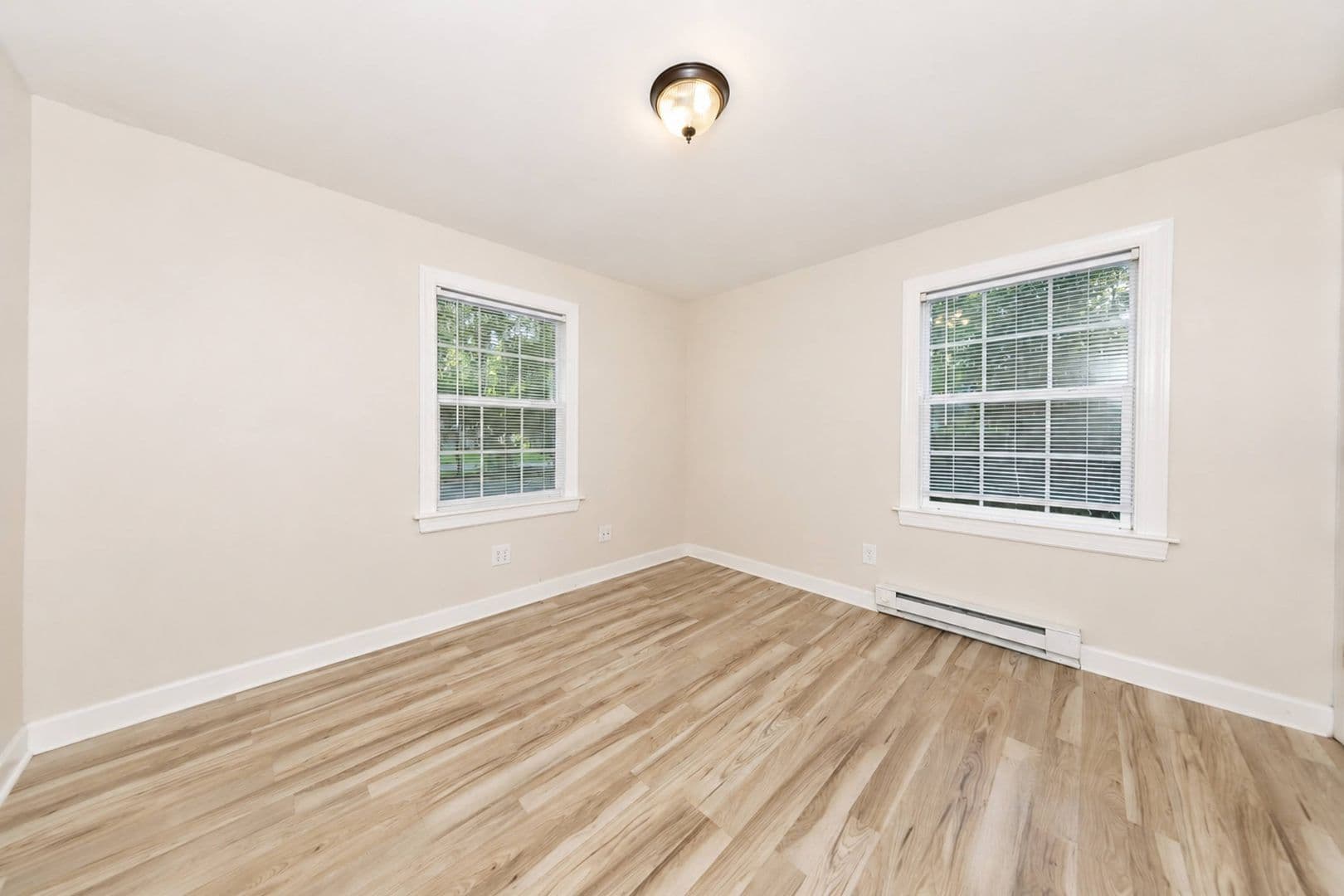 Williamsburg House: 104 Schenck Dr
