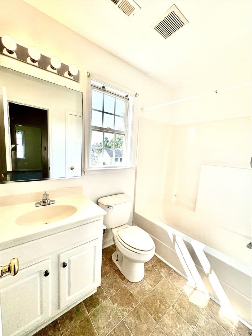 Richmond House: 6207 Beaufont Hills Court