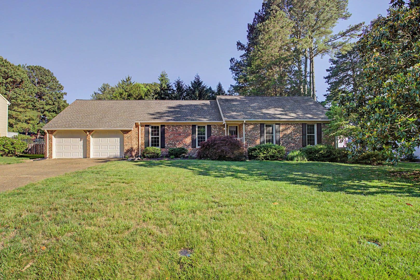 Yorktown House: 128 Stone Lake Court
