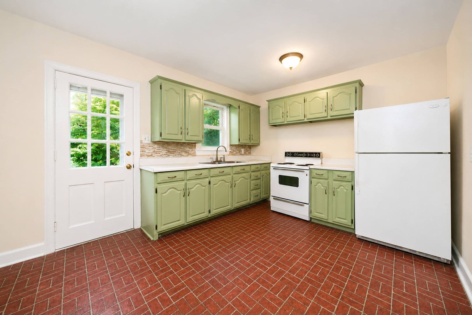 Williamsburg House: 702 Tanyard Street