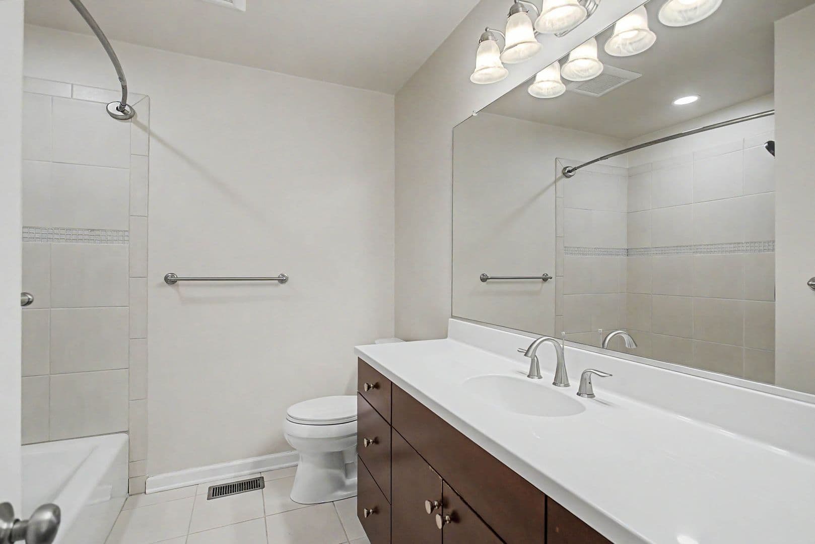Yorktown House: 128 Stone Lake Court