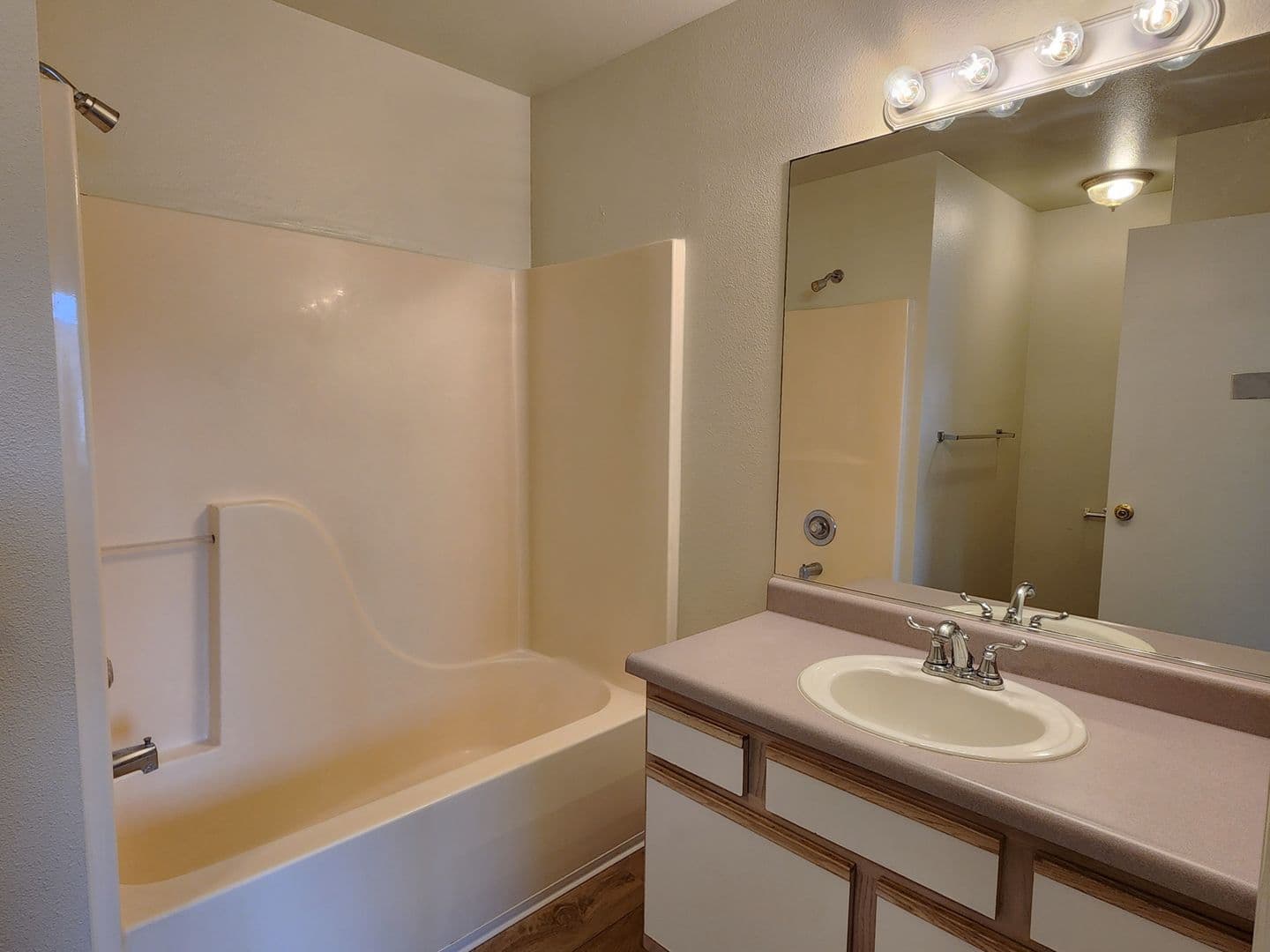 Dayton Apartment: 404 Valley Circle