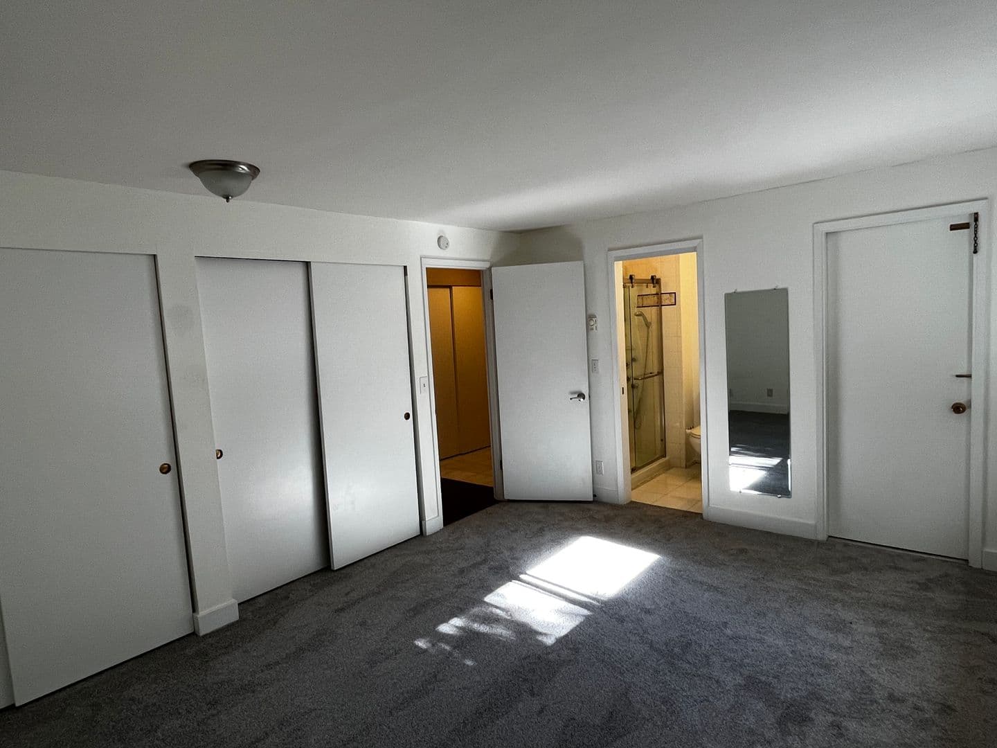 Seattle Apartment: 2636 22nd Ave W