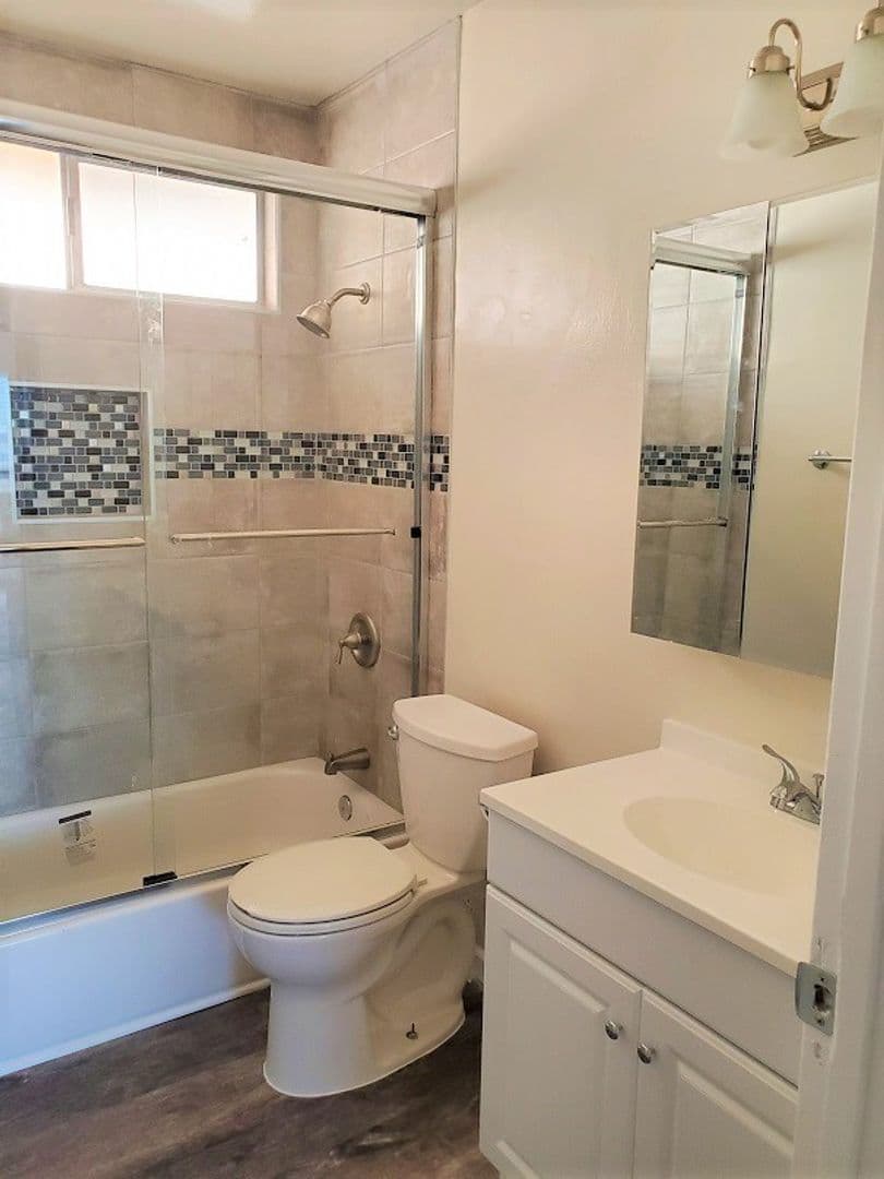 Hawthorne Apartment: 12704 Cedar Ave.