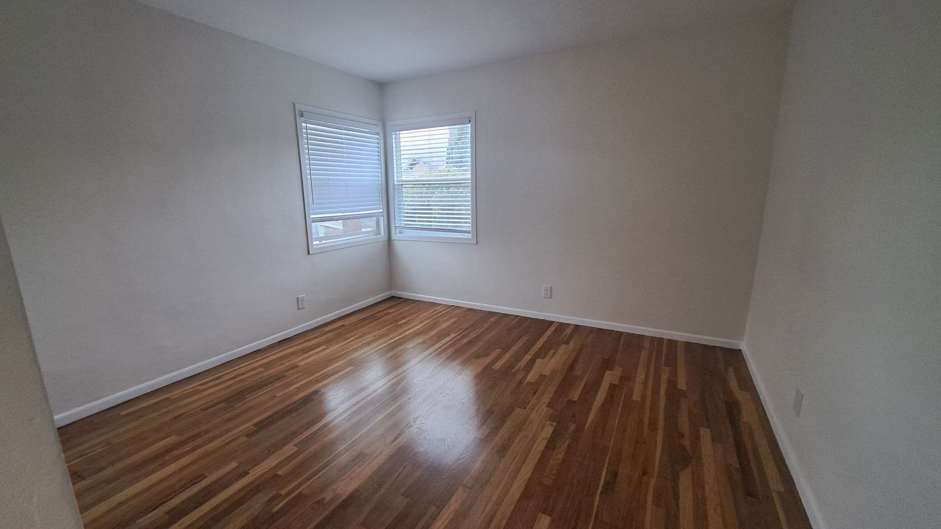 Inglewood Apartment: 115 E. Tamarack Ave.