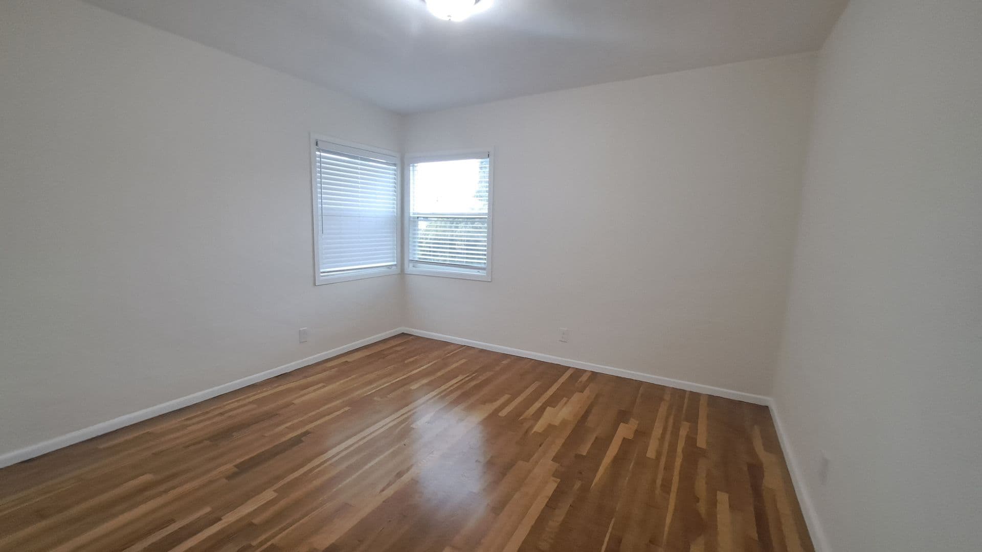 Inglewood Apartment: 115 E. Tamarack Ave.