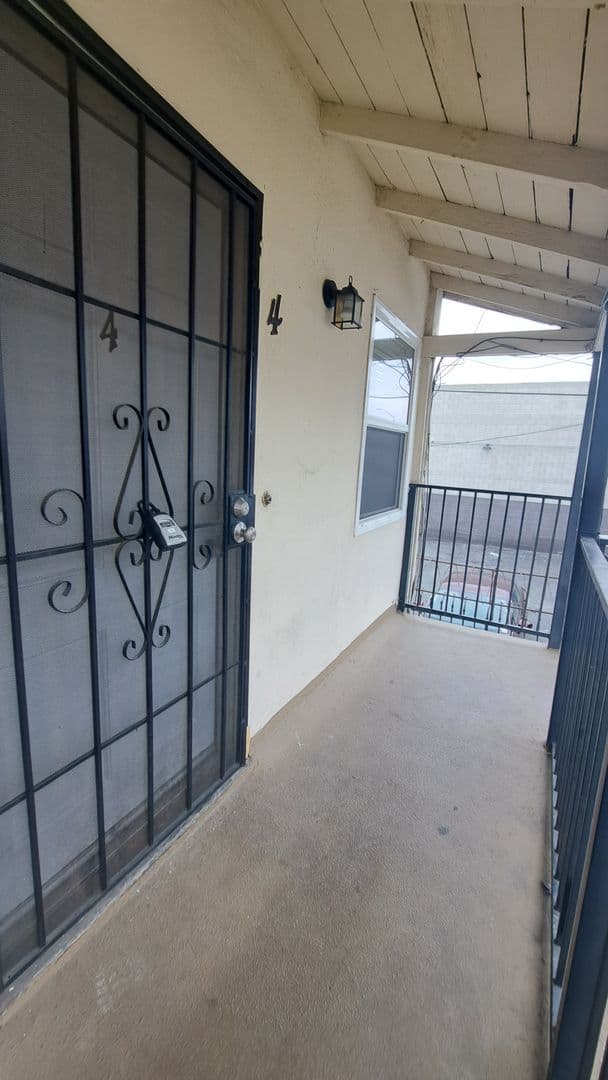 Inglewood Apartment: 115 E. Tamarack Ave.